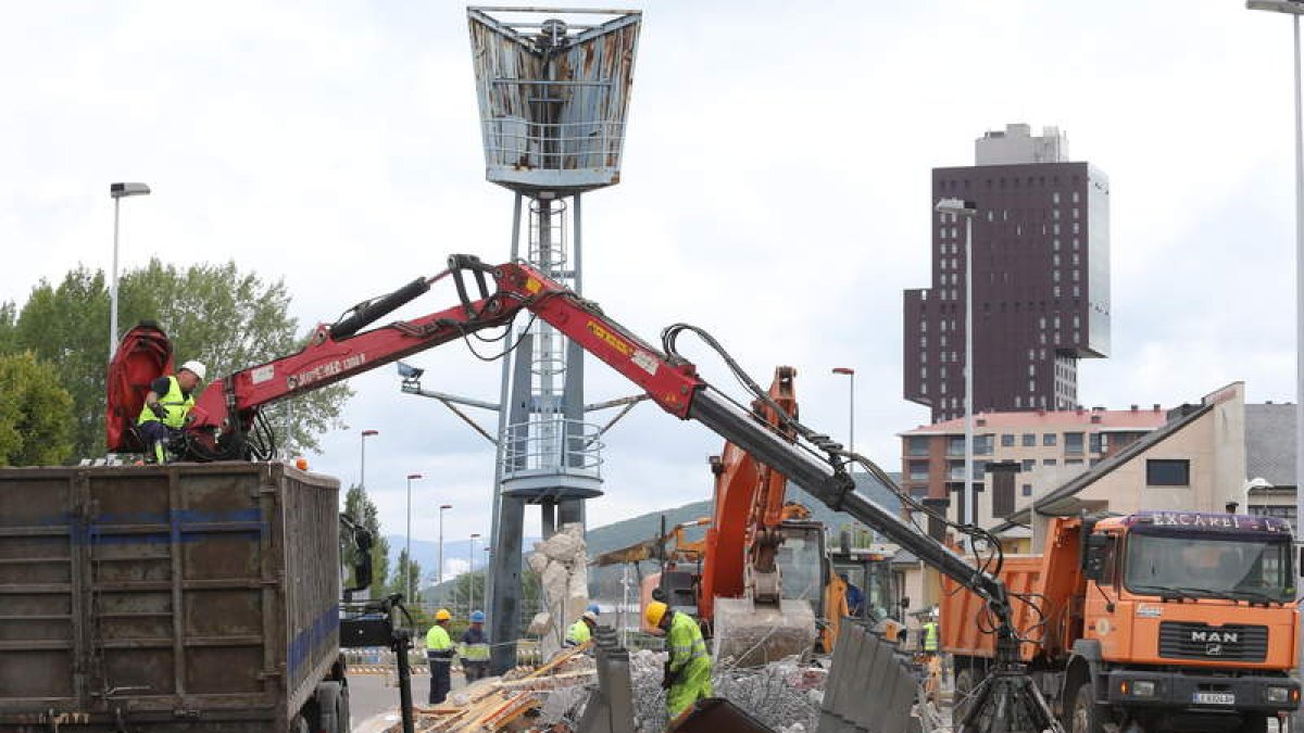 Las máquinas empezaron a demoler la entrada al Polígono Industrial del Bierzo.