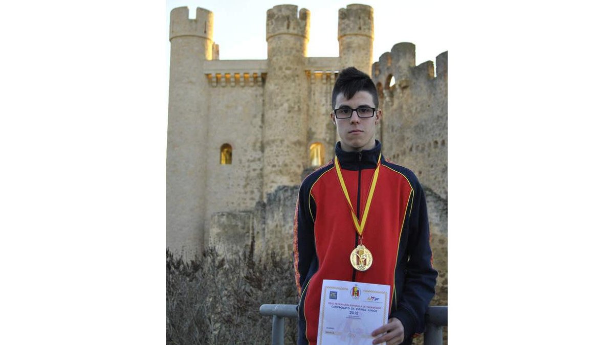 Christian Merino, con la medalla de oro de campeón de España.