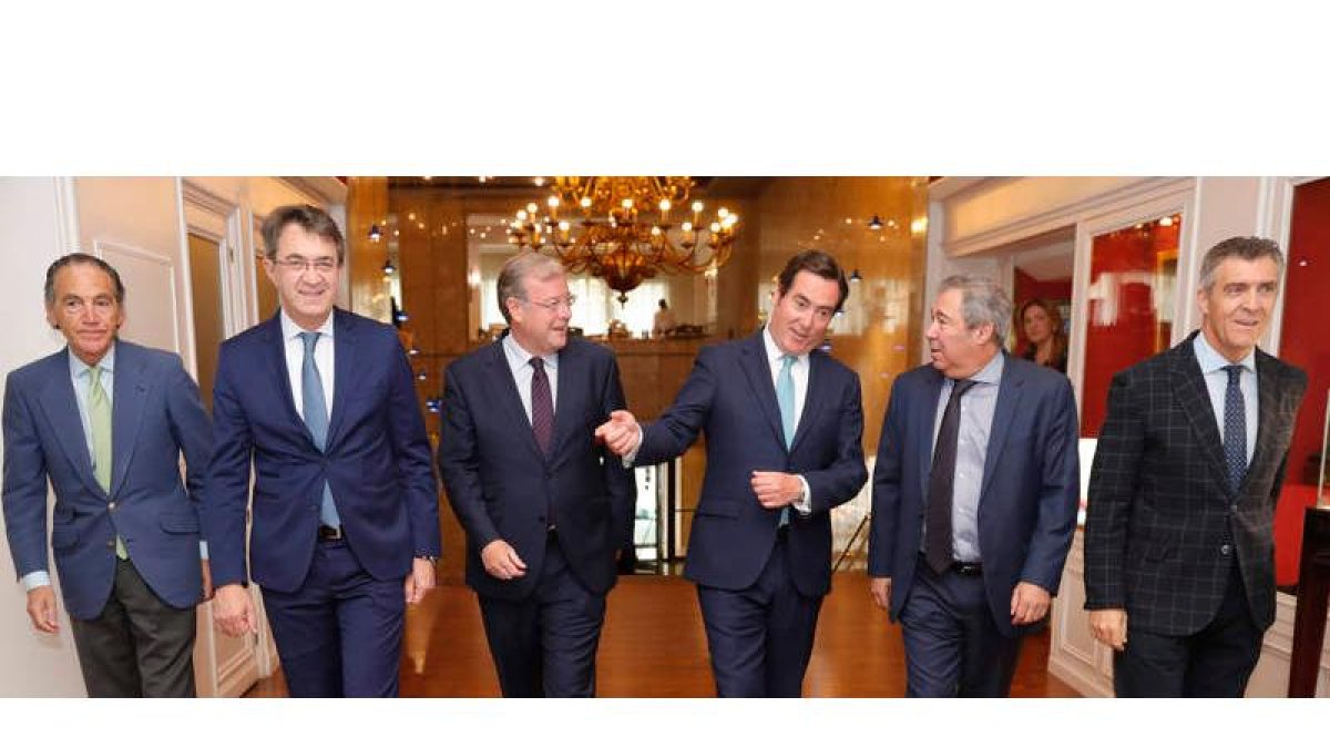 Álvaro Díez, Juan Martínez Majo, Antonio Silván, Antonio Garamendi, Joaquín S. Torné y Javier Cepedano, a su llegada a la conferencia del presidente de la CEOE. RAMIRO