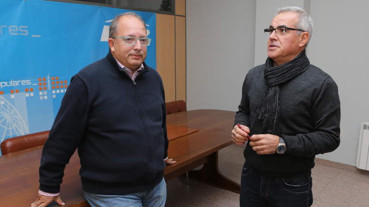 Eduardo Fernández y Juan Elicio Fierro en el último encuentro en la sede del PP de Ponferrada.