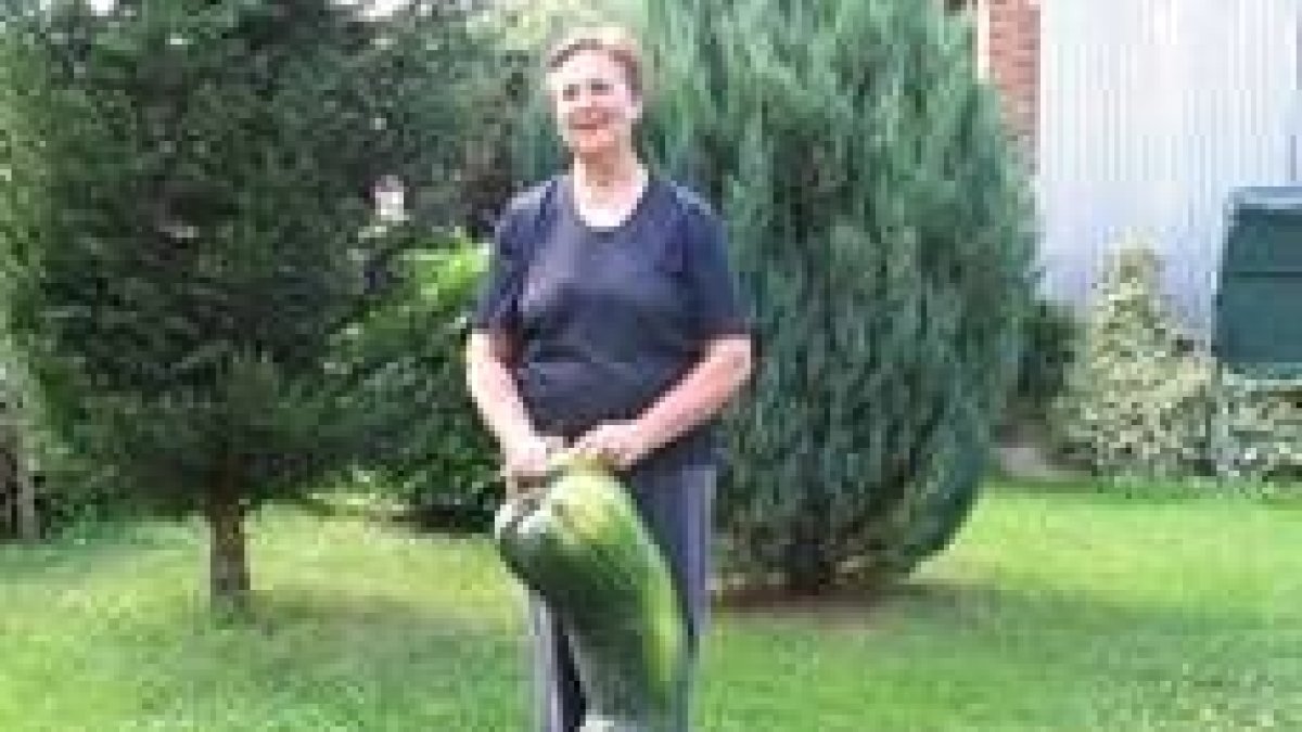 Celia Modino, junto al ejemplar de calabaza recién recolectado