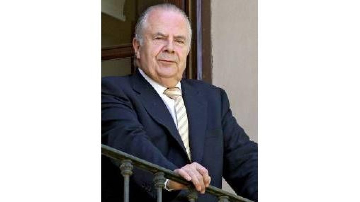 Javier Amoedo posa en el balcón de la sede del Procurador del Común