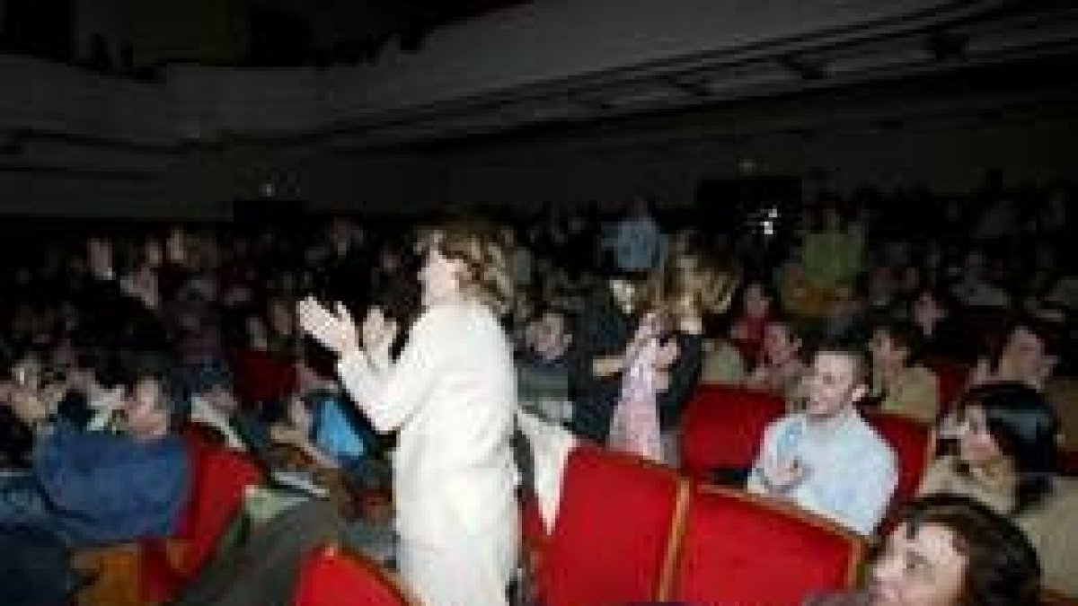 El teatro Bergidum se llenó para ver la representación de los abogados