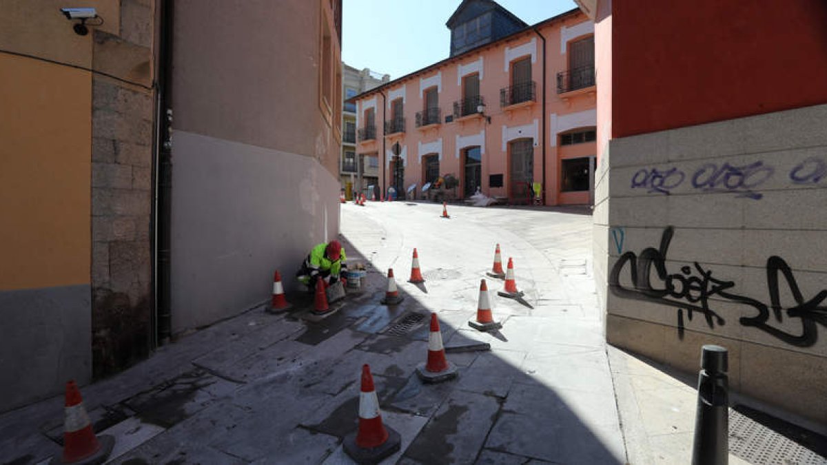 Obras de reparación del firme, ayer en la calle Santa Beatriz de Silva. ANA F. BARREDO