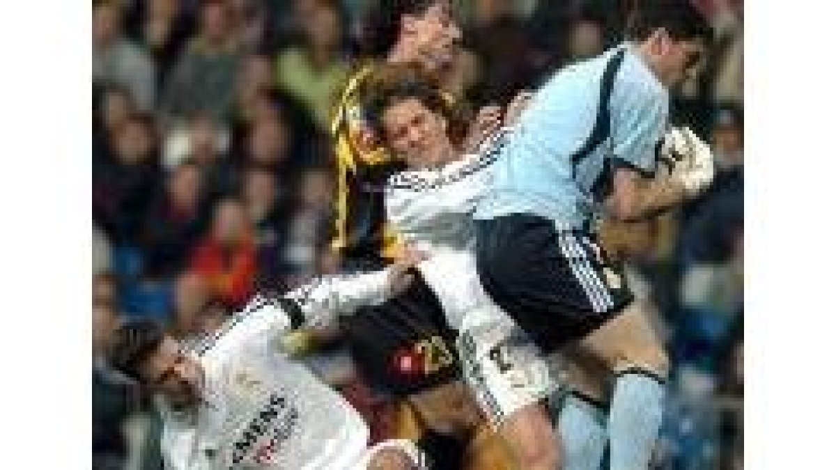 Casillas consigue hacerse con un balón entre una nube de jugadores con Salgado, Pavón y Dani