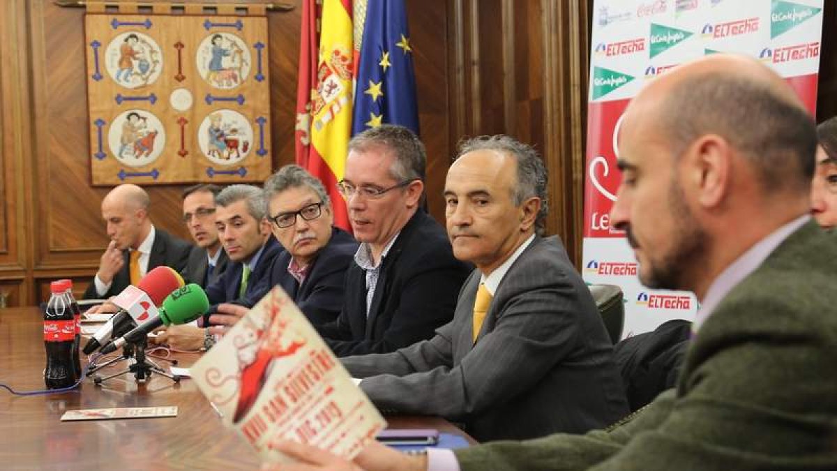 Representantes del Ayuntamiento, Club Sprint y patrocinadores, durante la presentación.