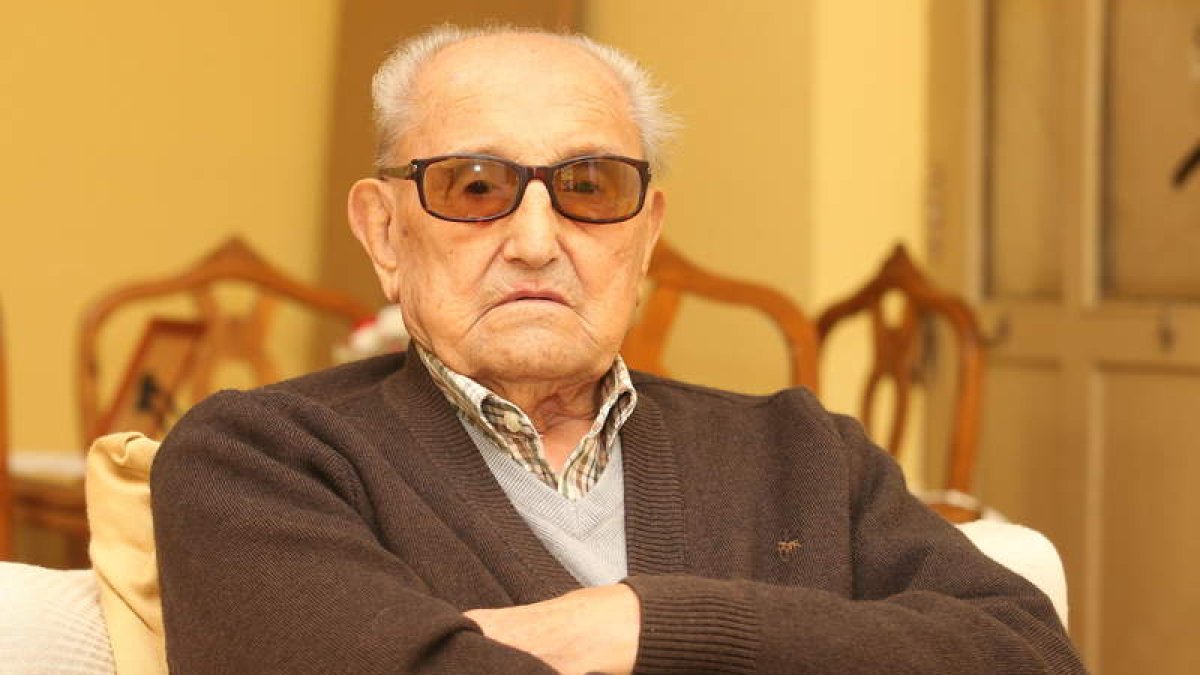 Bernardo Álvarez Pacios, ayer en su casa de Santalla.