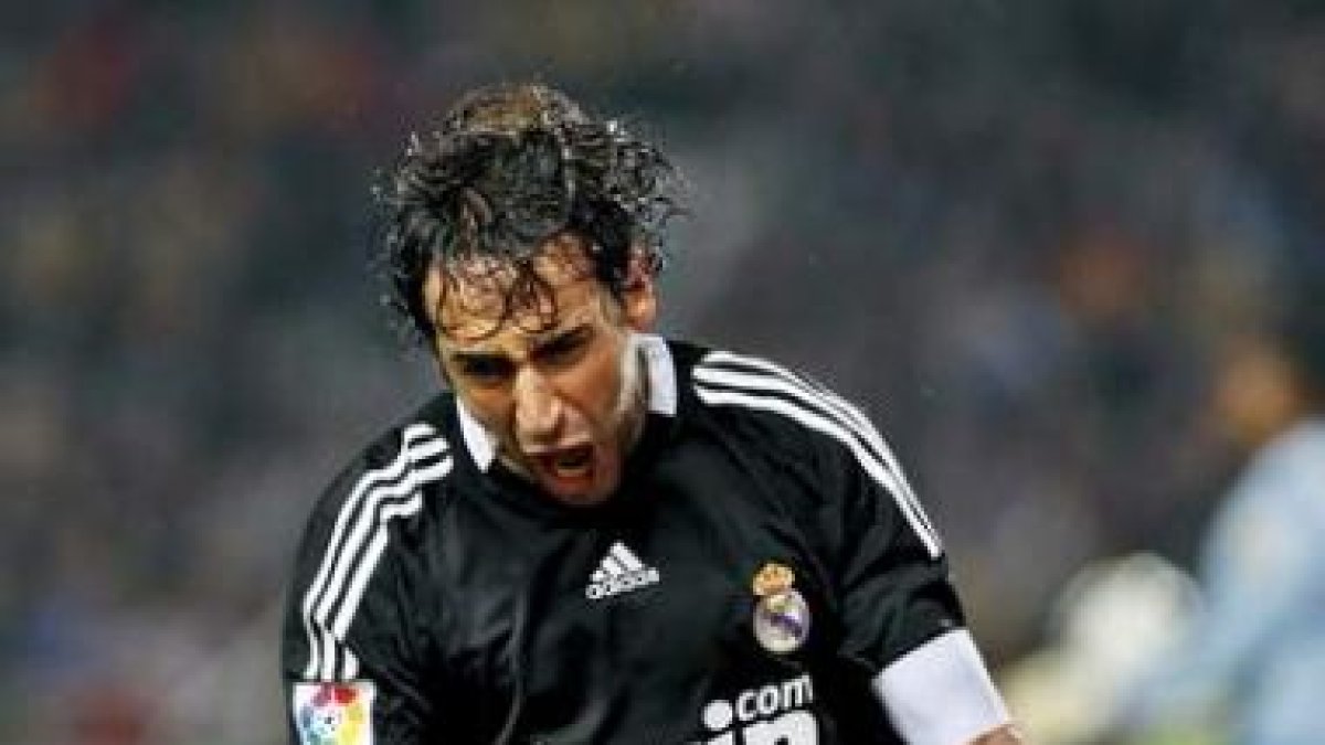 Raúl González celebra su gol, el segundo del equipo madridista durante el último partido ante el Esp