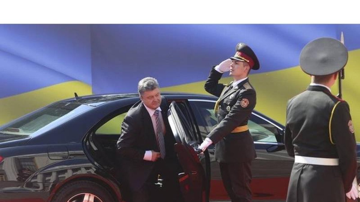 Poroshenko llega a la ceremonia de investidura como nuevo presidente de Ucrania, hoy, en Kiev.