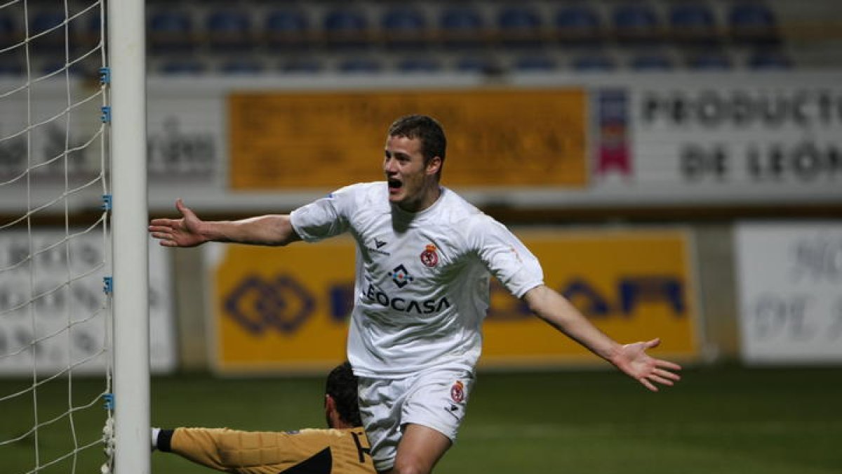 Oriol Riera con la camiseta de la Cultural. DL