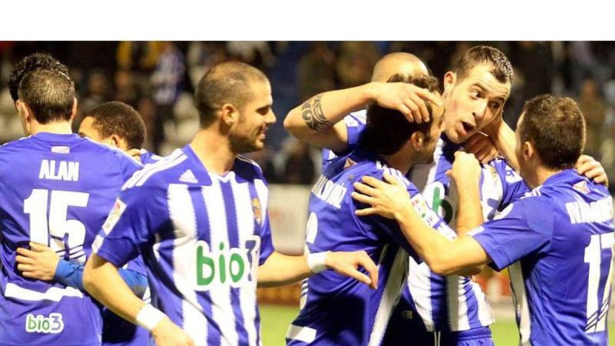 Cuando parecía que el 0-0 iba a ser el resultado que acabase campeando en el marcador, un centro de Iván Moreno fue rematado por Urko Vera y se introdujo en las mallas murcianas. La alegría fue máxima.