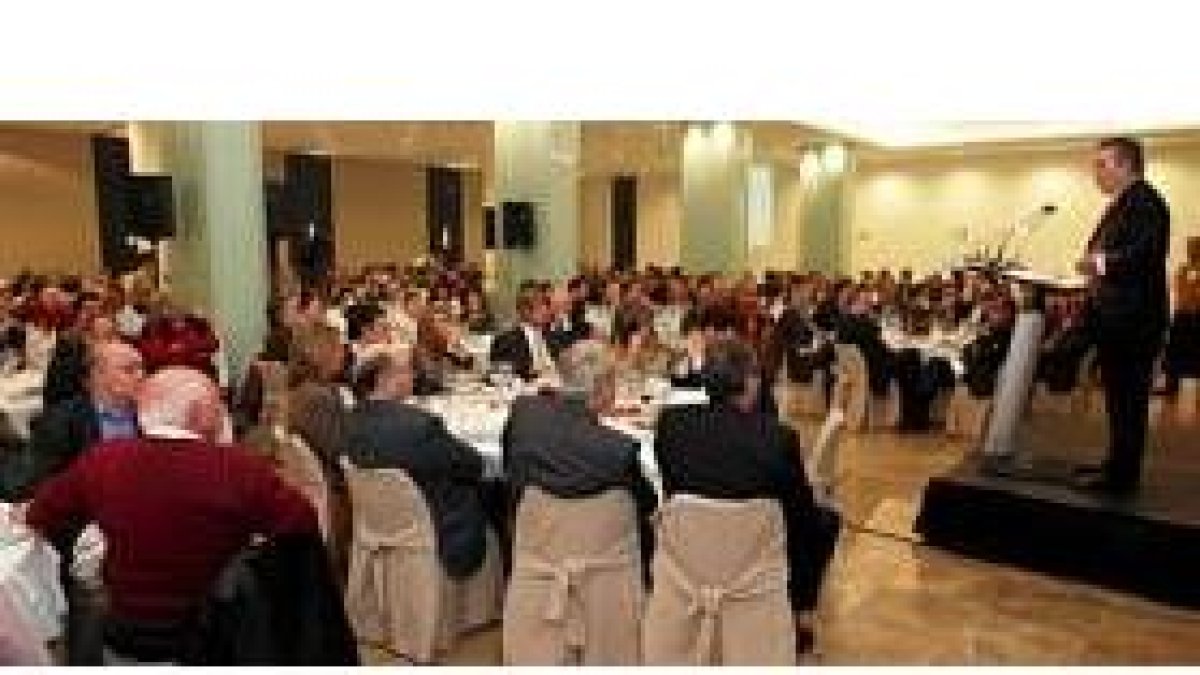 Santiago Rey se dirige a los empleados de La Voz de Galicia