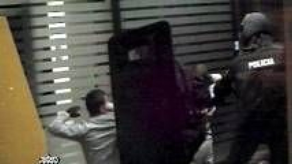 Vídeo filmado por la policía que muestra a los atracadores dentro del banco que iban a robar