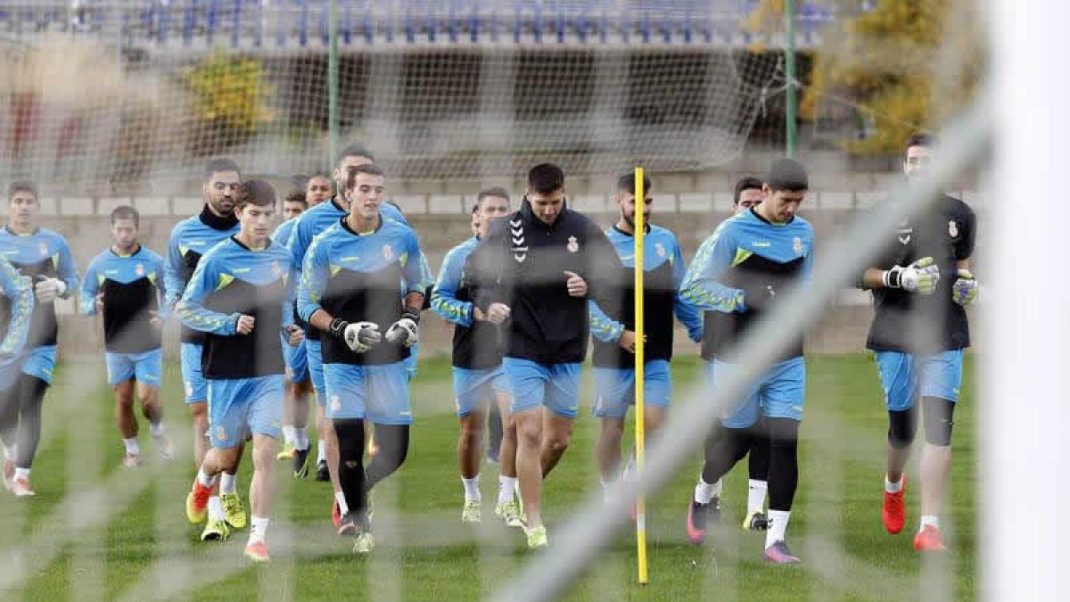 La plantilla de la Cultural en la última sesión de entrenamiento antes del partido de Copa de hoy ante el Real Madrid. MARCIANO PÉREZ