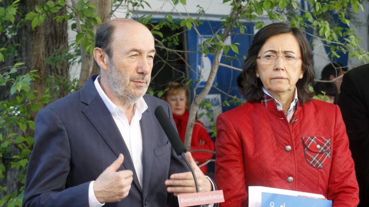 Rubalcaba con la ex ministra Rosa Aguilar ayer, en el Pozo del Tío Raimundo.