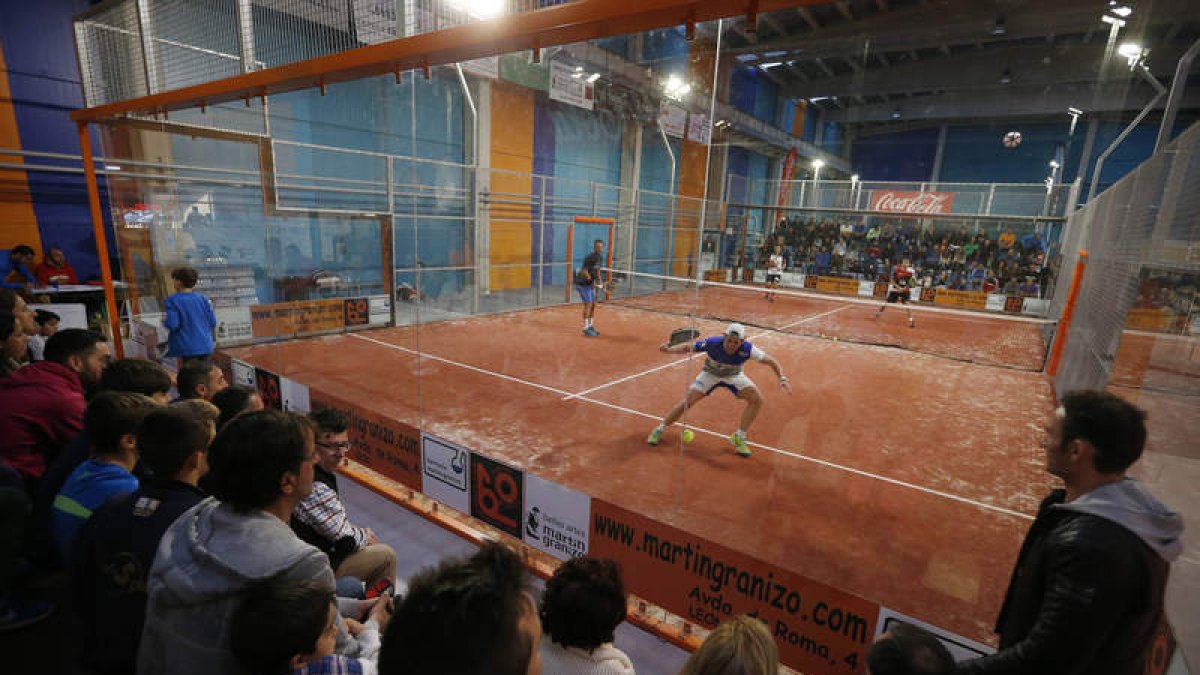 Aficionados en Tenis5Pádel durante uno de los campeonatos. JESÚS F. SALVADORES