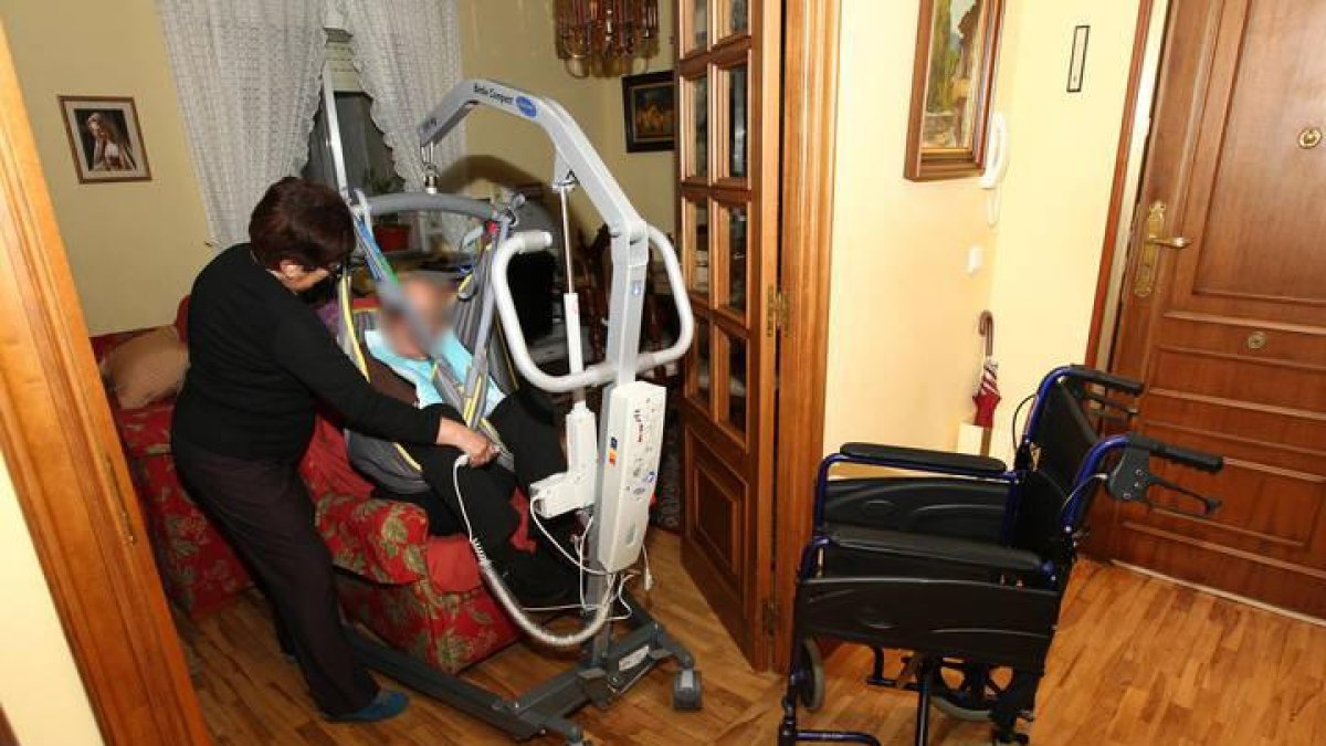 Imagen de un cuidador familiar de un dependiente