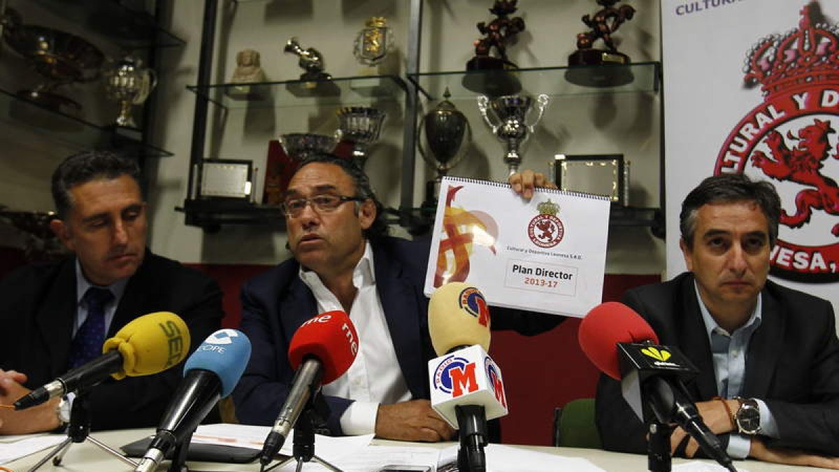 Adolfo López, Felipe Llamazares y Juan Luis Díez durante la presentación oficial de la junta gestora de la Cultural.