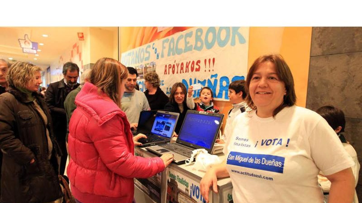 Los vecinos recibieron ayer la noticia desde una mesa que habían habilitado el viernes en El Rosal para recoger votos.