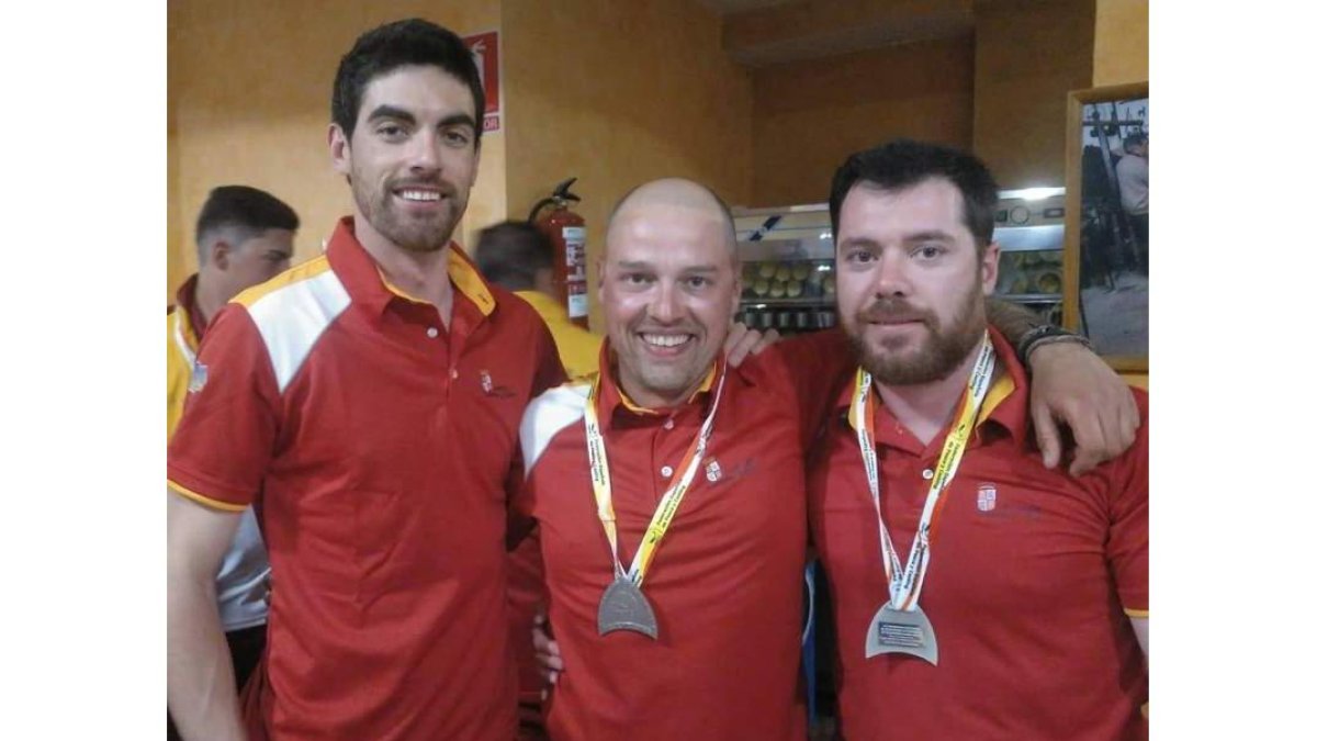 La selección autonómica, con una destacada representación leonesa, se colgaba la medalla de plata. DL