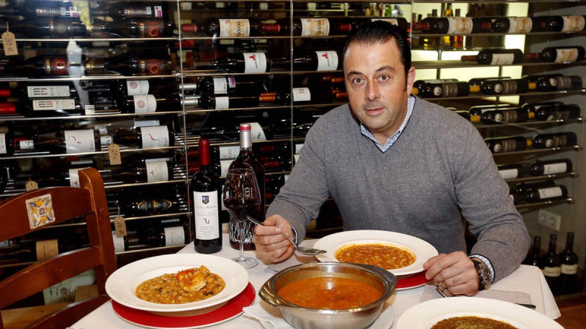 El restaurante se encuentra en la avenida Portugal s/n. (Autovía A6 salida kilómetro 303 La Bañeza). Los teléfonos para reservar son 987 656 250 y 987 656 251.