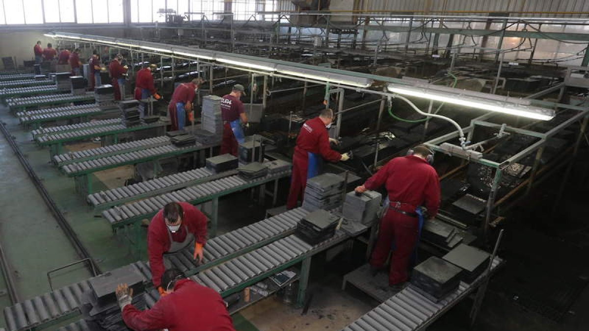 La pizarra exportó en los ocho primeros meses de este año 326.000 toneladas por valor de 163,7 millones de euros. ANA F. BARREDO