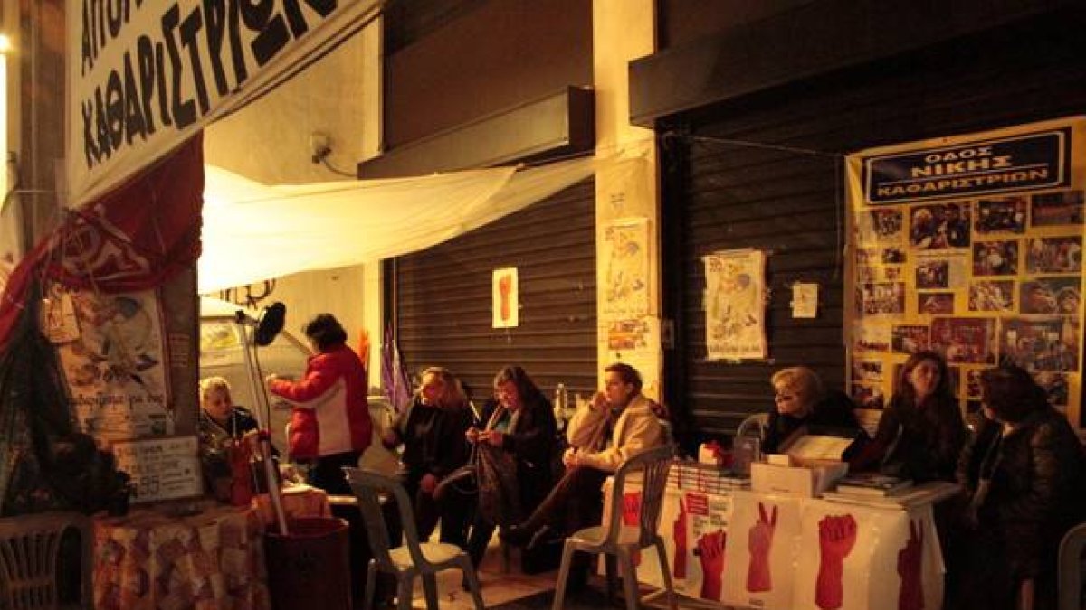 Un grupo de trabajadoras de la limpieza acampan en la plaza Syntagma para pedir su readmisión en el Ministerio de Economía.