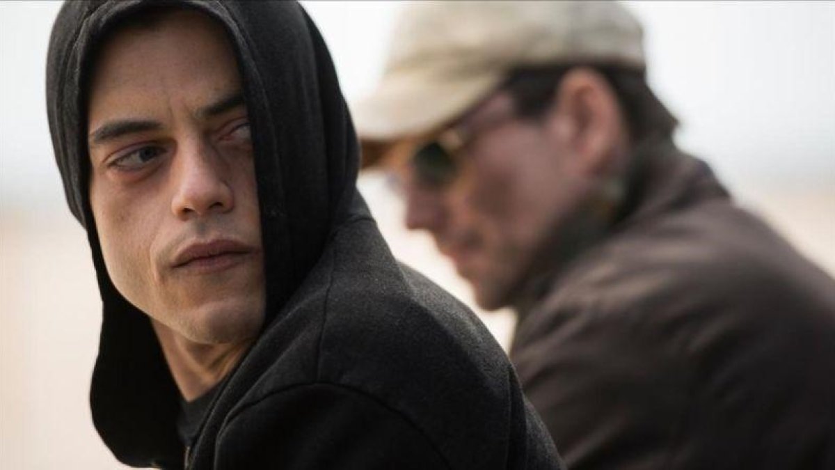 Malek y Slater, en una de las escenas de la primera temporada de 'Mr. Robot'.