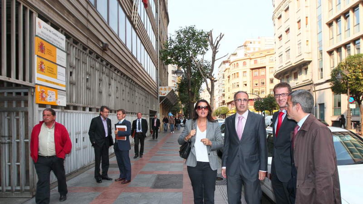 Los representantes de LM presentaron el expediente en la oficina de Trabajo de León.