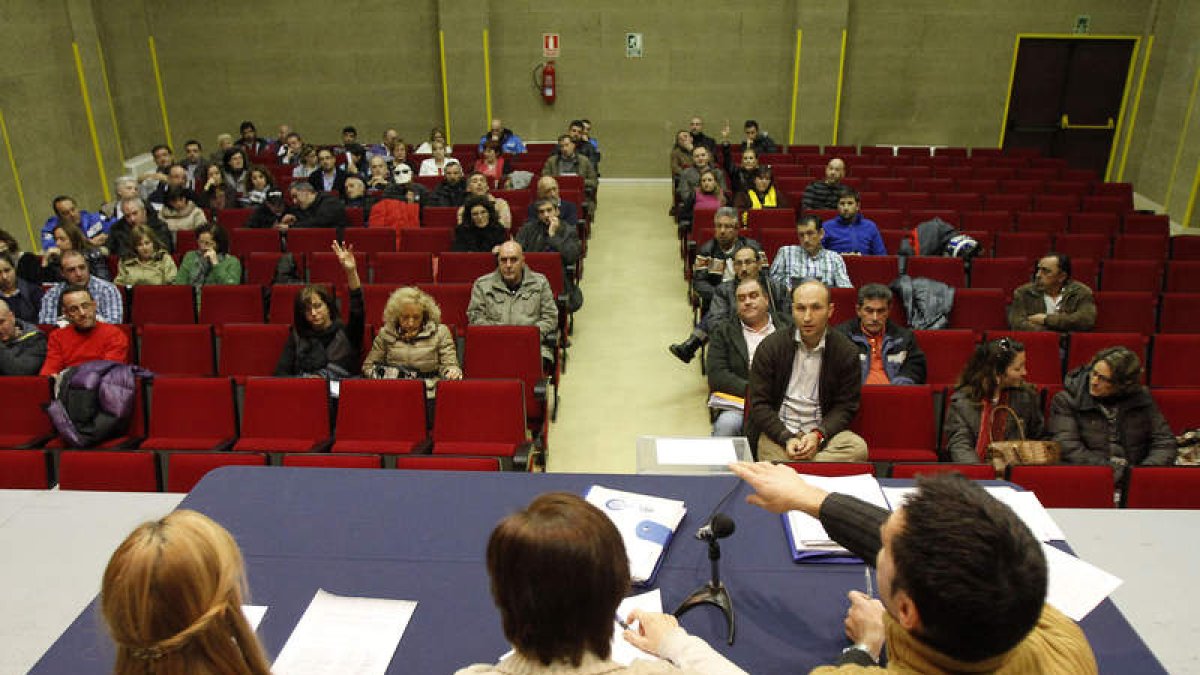 Los funcionarios de San Andrés durante la asamblea que debatió la rebaja de la productividad.