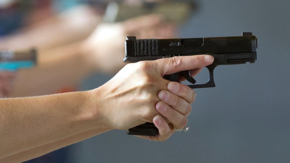 Un hombre sujeta una pistola, en una foto de archivo.