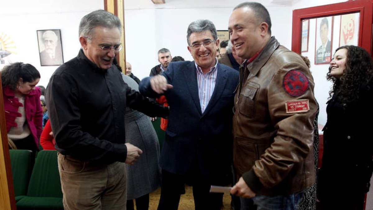 Santiago Rodríguez (secretario saliente), el ex alcalde Jesús Esteban y el aspirante, Gerardo Álvarez Courel, ayer en Bembibre.