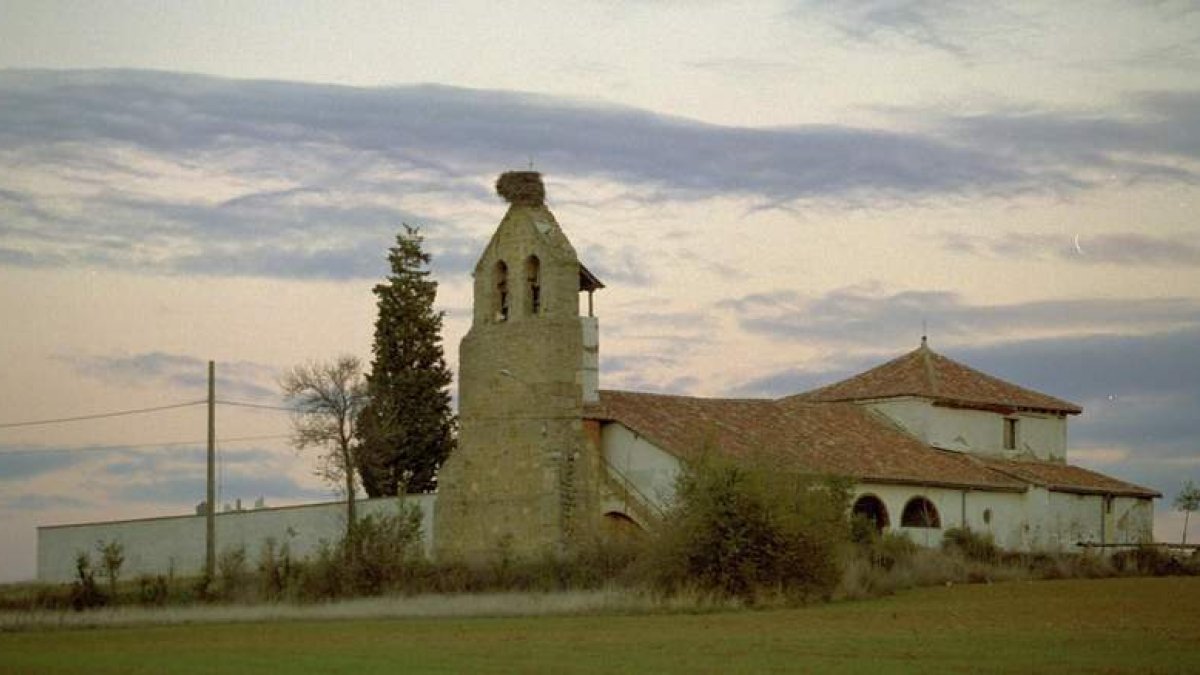 Valdefresno está compuesto por veinte pueblos que acumulan una riqueza patrimonial en iglesias, como esta de Villavente. JESÚS F. SALVADORES