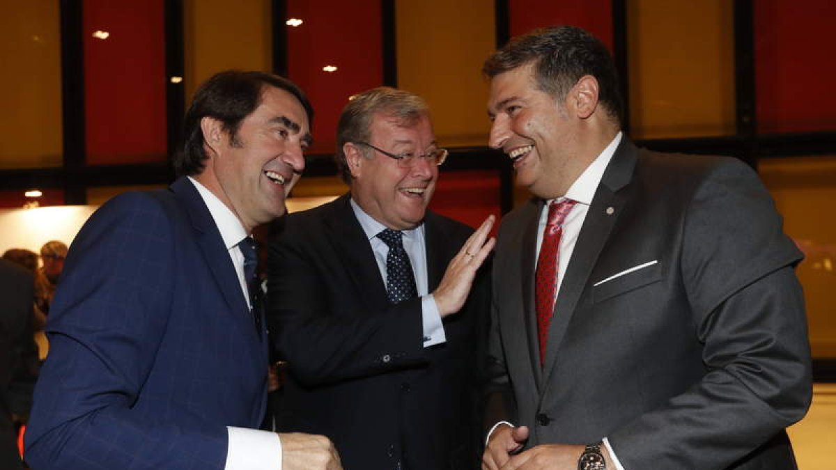 Suárez-Quiñones, consejero de Fomento, el alcalde Antonio Silván y Julio Álvarez. JESÚS F. SALVADORES