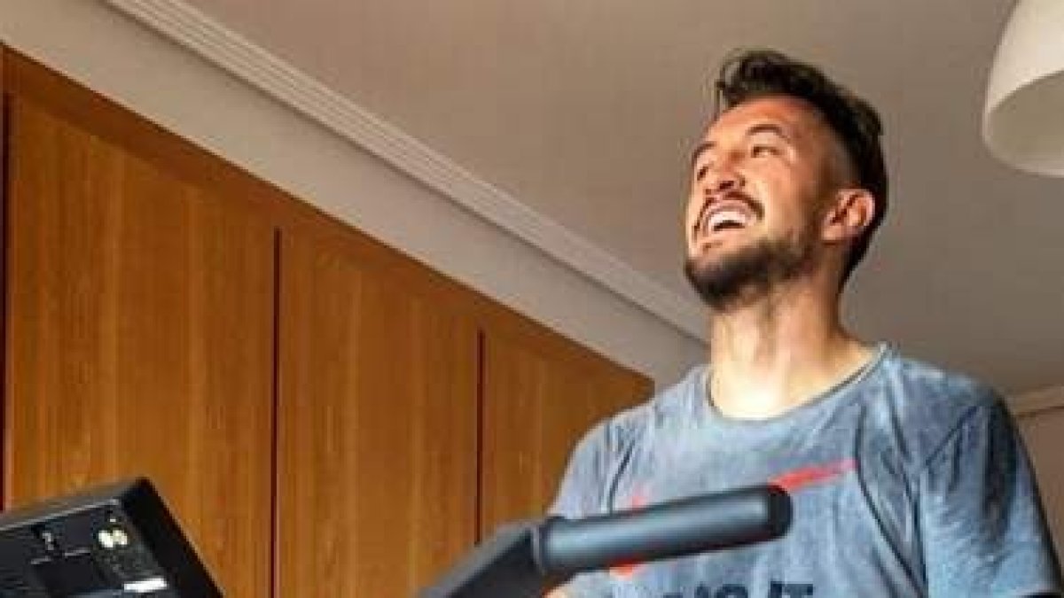 El culturalista Héctor Rodas se ejercita en su casa de Valencia. DL