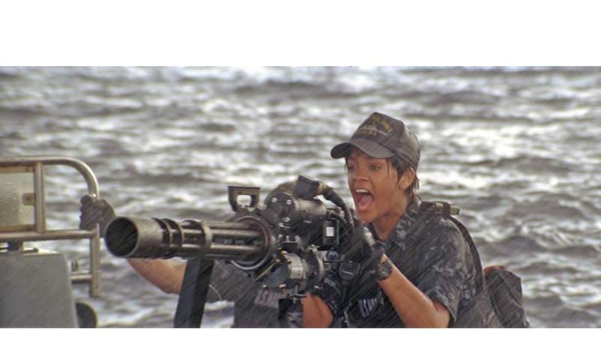 Rihanna es la teniente Cora Raikes en ‘Battleship’, una película sobre militares que se enfrentan a extraterrestres.