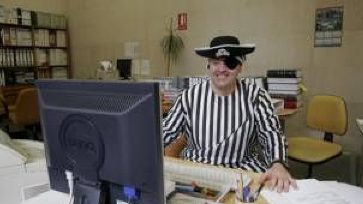 Joaquín Carro ha elegido un disfraz de pirata para posar en este reportaje sobre el carnaval