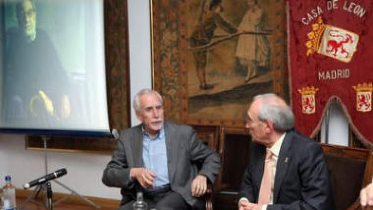 Luis Mateo Díez y Cándido Alonso hablaron en Madrid del poeta villafranquino.