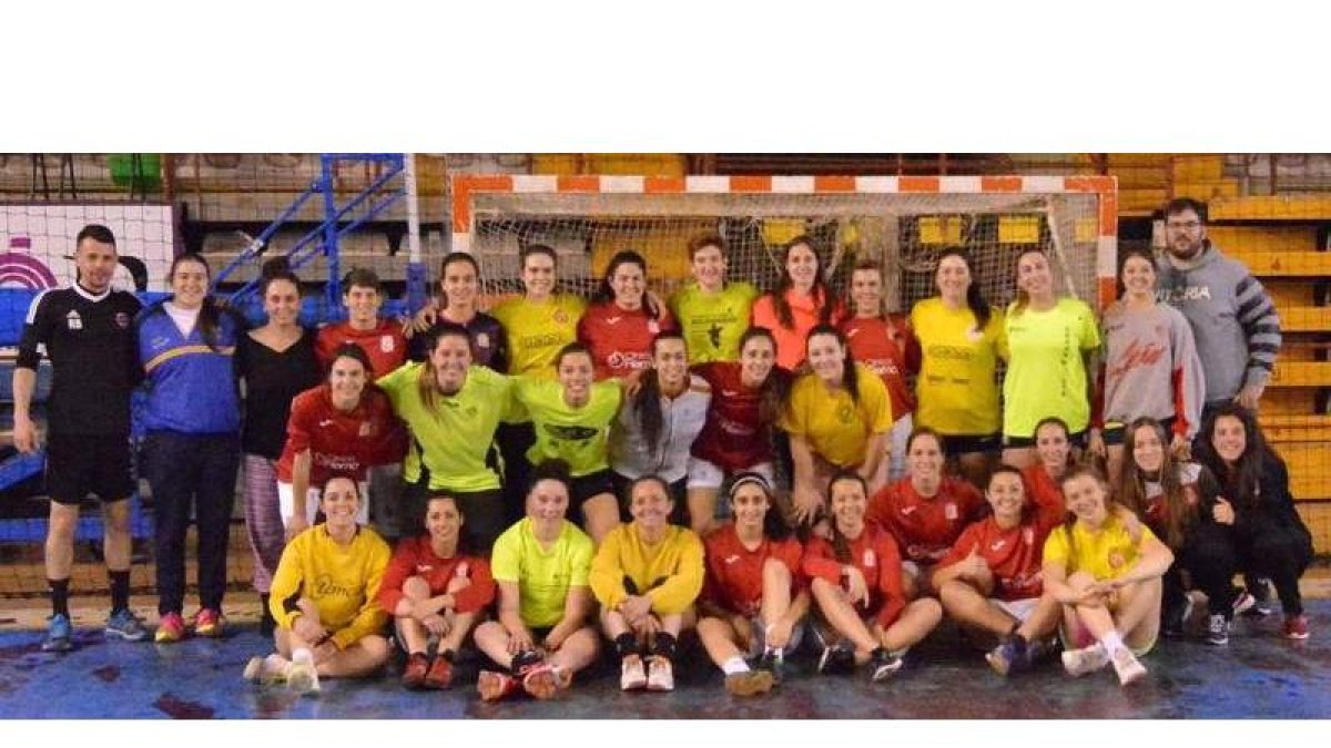 Las componentes del Cleba y el León FF realizaron la primera jornada de convivencia y entrenamiento conjuntos. DL