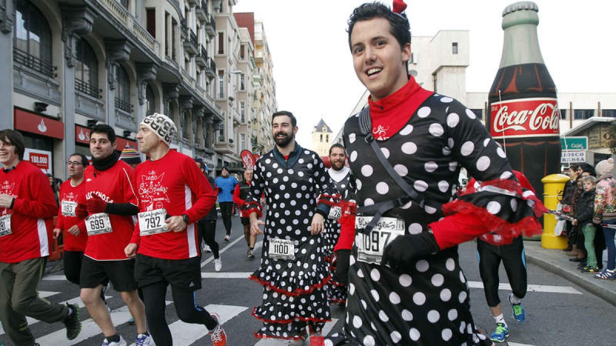 La San Silvestre de León volverá a vestir hoy las calles de fiesta deportiva en la última carrera del año que en esta edición cita a 8.000 inscritos.