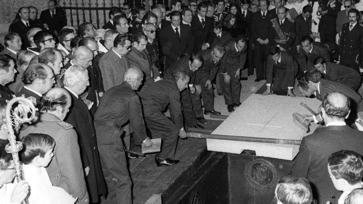 Una imagen del entierro de Franco en el Valle de los Caídos, el 23 de noviembre de 1975