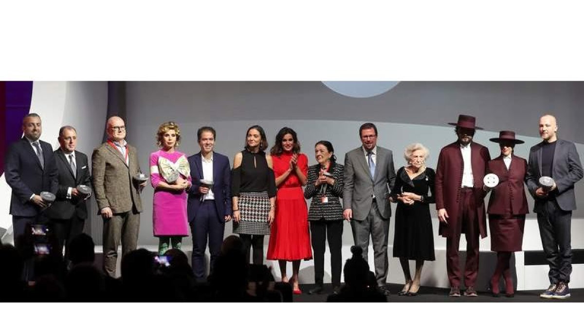 Arriba, entrega de los premios. Abajo las dos reinas con el mismo vestido, con 30 años de diferencia. BALLESTEROS