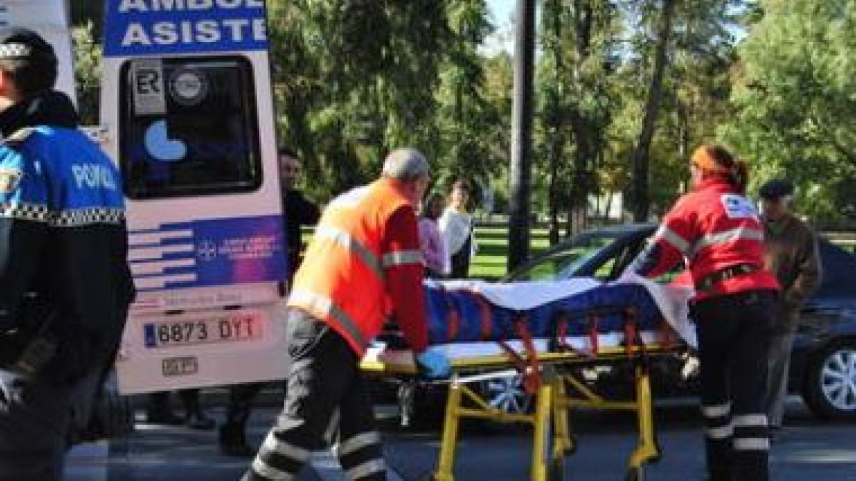 La mujer atropellada en la avenida del Ferrocarril, en el momento de su evacuación.