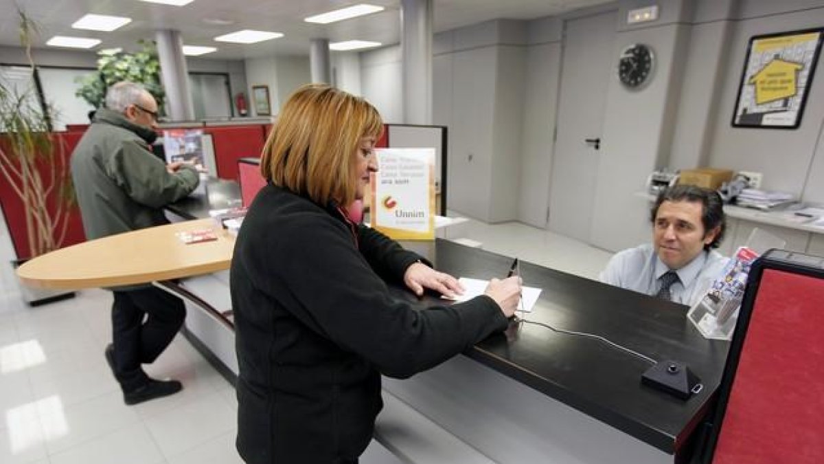 Trámites en una oficina bancaria.