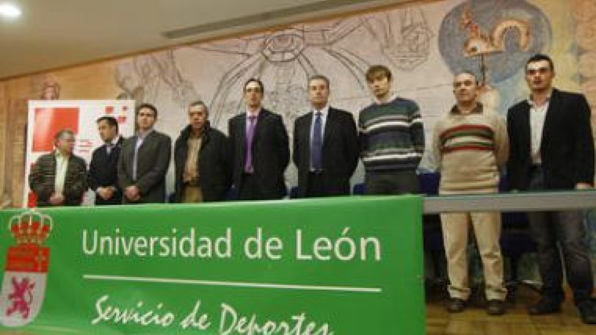 Alejandro Vaquera (centro) junto alos representantes de los clubes que defenderán a la ULE.
