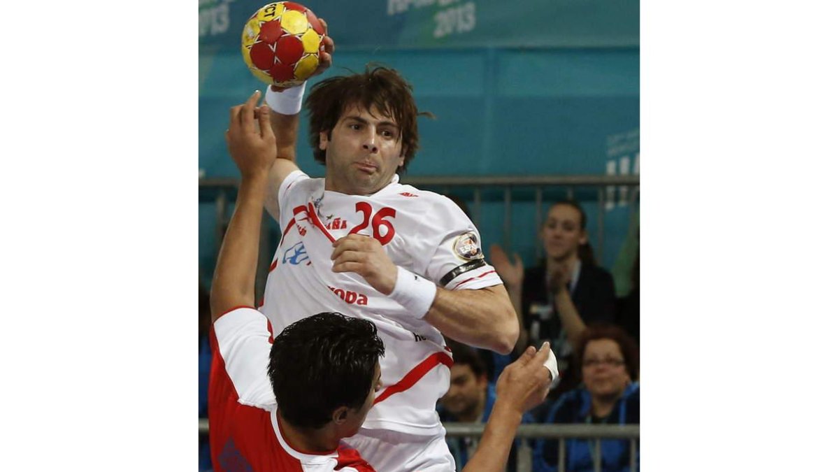 El lateral de la selección española y ex del Ademar Antonio García  ejecuta un lanzamiento ante el lateral de Egipto Ahmed Abou.