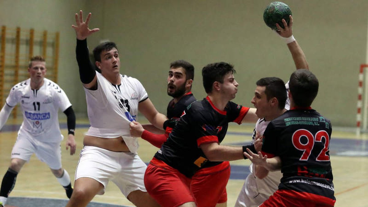 Los juveniles del Abanca Ademar debutaron ayer en el pabellón San Esteban firmando un empate ante los segovianos del Nava de La Asunción. RAMIRO