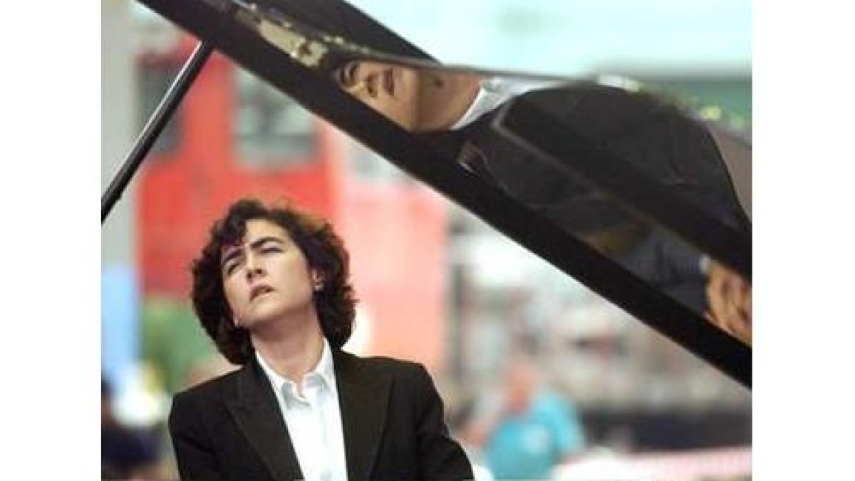 La pianista Rosa Torres-Pardo actuará hoy dentro del 'Festival Robles de Laciana 2011'