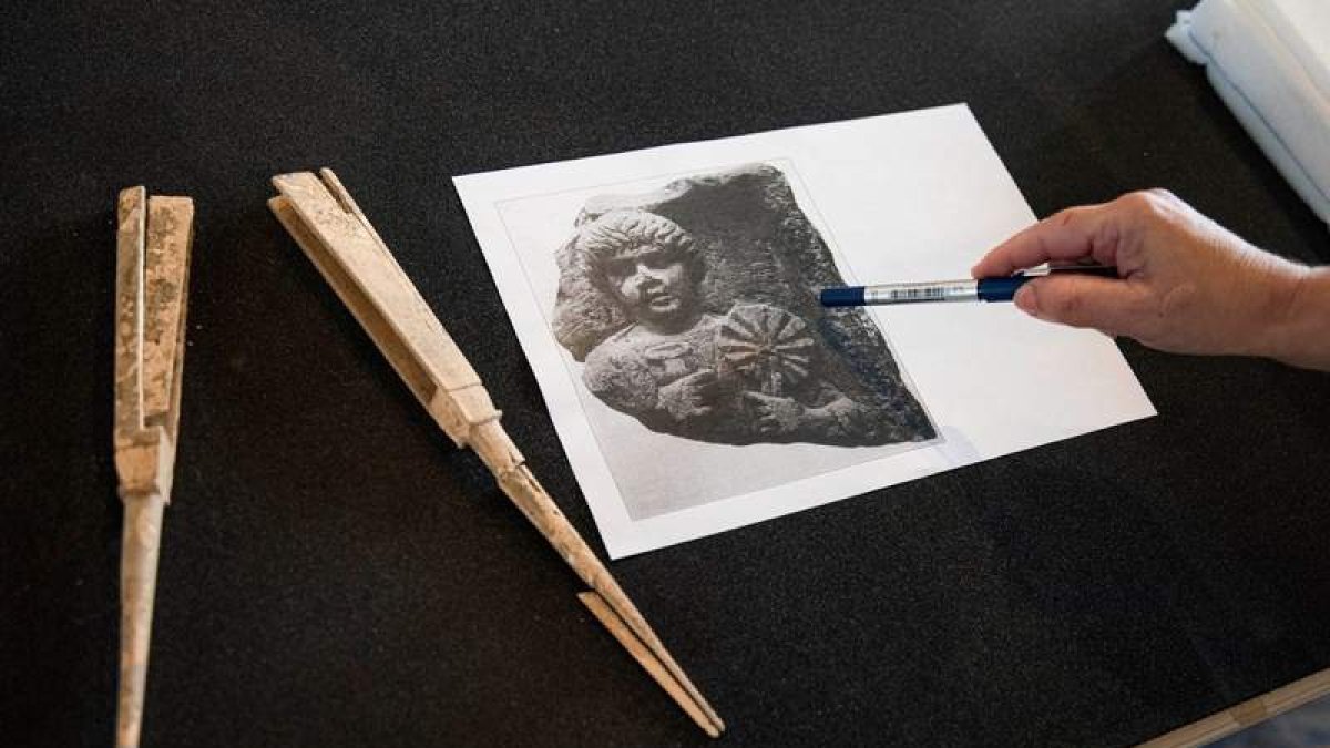 El ‘flabellum’ se encuentra fragmentado y conserva parte de las varillas. JUNTA DE ANDALUCÍA