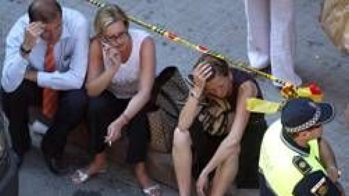 Varias personas esperan impacientes noticias cerca del lugar de la tragedia